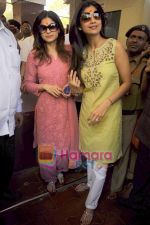 Shilpa and Shamita Shetty snapped at Siddhivinayak in Dadar, Mumbai on 22nd March 2011 (2).JPG